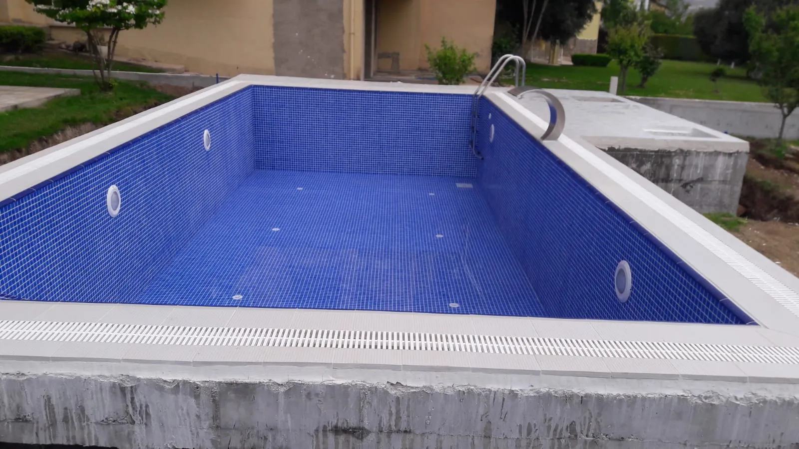 Doğanın renklerinin birarada olduğu mükemmel havuz.